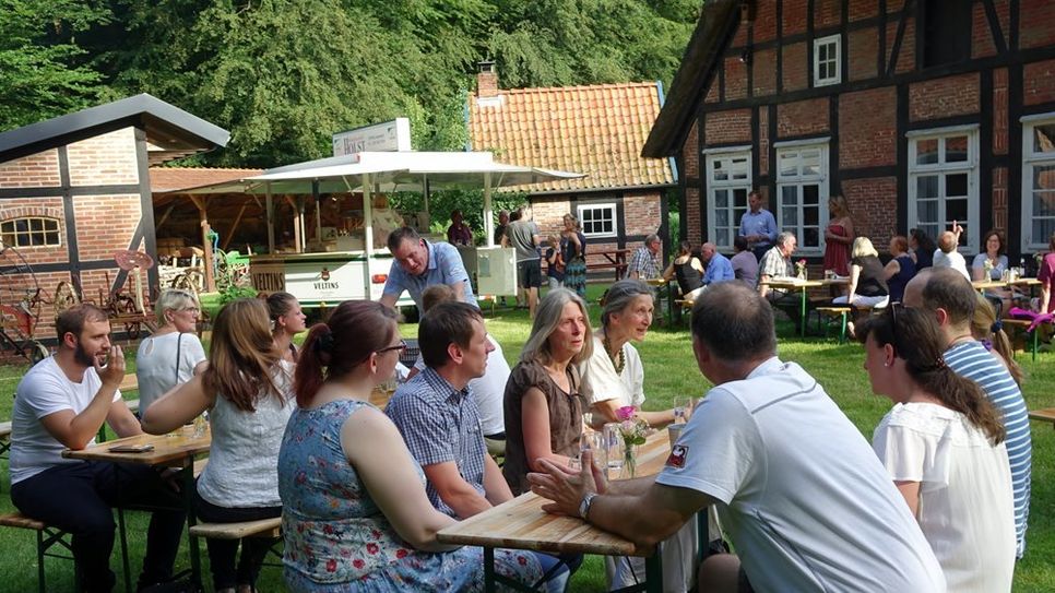 Kennen und Kennenlernen bei netten Gesprächen an den Tischen. Neubürgerempfang am Wachholzer Heimathaus.  Foto: khe