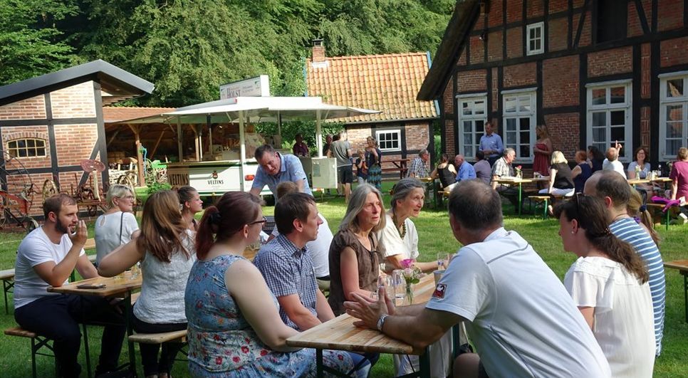 Kennen und Kennenlernen bei netten Gesprächen an den Tischen. Neubürgerempfang am Wachholzer Heimathaus.  Foto: khe