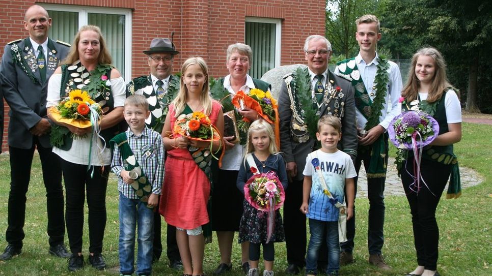 Präsident Lutz Mangels (l.) mit der Königsfamilie 2018. Foto: sla