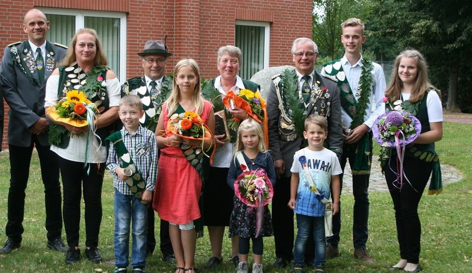 Präsident Lutz Mangels (l.) mit der Königsfamilie 2018. Foto: sla