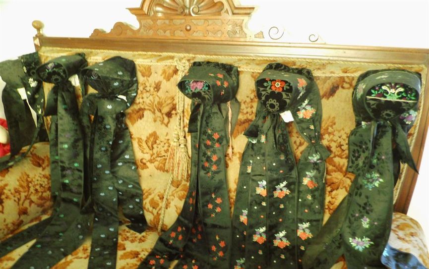 Jede Epoche hat iohren eigenen Kopschmuck, zu bestaunen ist diese nun in Iselersheim. Foto: eb