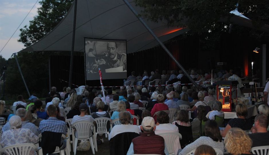 Direkt am Vörder See können die Besucher an drei Abenden im Sommer einen Film auf der Seebühne genießen. Foto: eb
