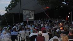 Direkt am Vörder See können die Besucher an drei Abenden im Sommer einen Film auf der Seebühne genießen. Foto: eb