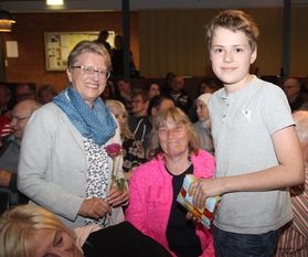 Der Schüler Hendrik konnte über ein Jahr in der öffentlichen Bücherei in Hipstedt Erfahrungen fürs Leben sammeln. Als kleines Dankeschön überreichte er der Leiterin der Bücherei Rita Schönfeld eine Rose.  Fotos: im