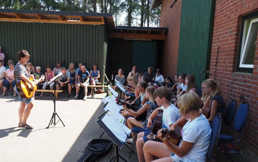 Musik lag in der Luft beim Sommerkonzert von der Klangschmiede in Nindorf. Foto: uml