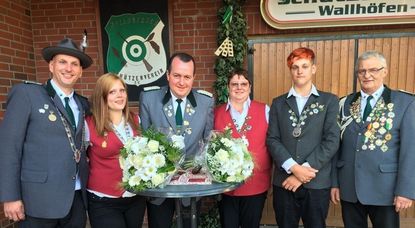 Das amtierende Könighaus dankt nun ab: Vize-König Jens Naujoks, Vize-Königin Samanta Naujoks, König Nils Grotjohann, Königin Mirelle Naujoks, Jugend-König Niklas Naujoks, 2. Vorsitzender Rainer Gerdes. Foto: eb