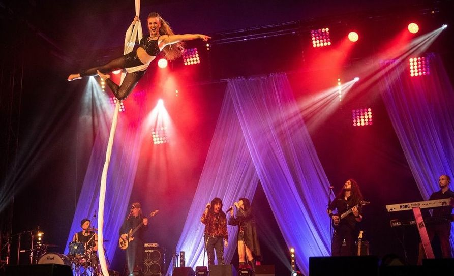 Mitreißend, spektakulär, einzigartig – So ist es, wenn die legendärsten Hits er Rockgeschichte mit atemberaubender Artistik verschmelzen. Foto: eb