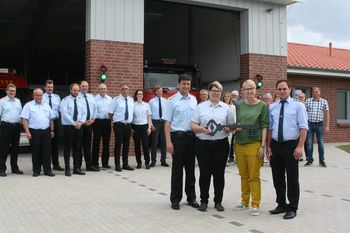 Die Erste Stadträtin Dr. Silke Fricke übergab der Schlüssel an Ortsbrandmeisterin Regina Pape. Sichtlich zufrieden, zeigten sich auch Stadtbrandmeister Nils Schwarz (l.) und Ortsbürgermeister Florian Lenk.  Foto: sla