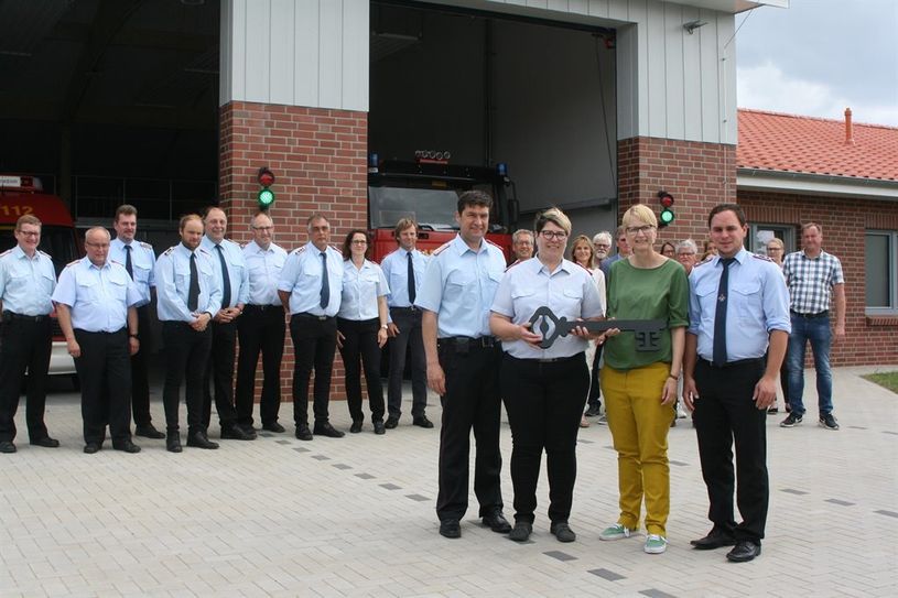 Die Erste Stadträtin Dr. Silke Fricke übergab der Schlüssel an Ortsbrandmeisterin Regina Pape. Sichtlich zufrieden, zeigten sich auch Stadtbrandmeister Nils Schwarz (l.) und Ortsbürgermeister Florian Lenk.  Foto: sla