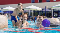 Günstiger Badespaß mit Ferienticket für Kinder und Jugendliche im Allwetterbad.  Foto: Allwetterbad/eb