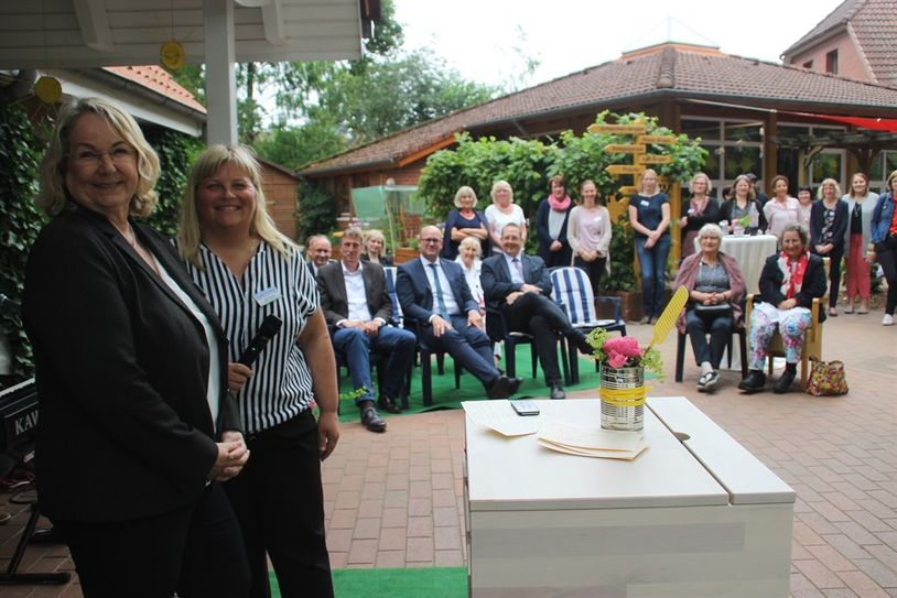 Die Kitaleiterin Adelheid Pohl und die stellvertretende Leiterin Anke Noetzel konnten zum Festakt zahlreiche Gäste und Ehrengäste begrüßen.  Foto: im