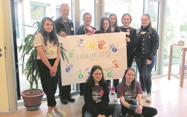 Teilnehmende Schülerinnen beim Frühlingsfest im Hospiz im Rahmen der Kampagne „Humanitäre Schule“. Initiatorinnen waren Lenea Gaul (unten rechts) und Charlotte Wolff (unten links) aus der Klasse 10c. Foto: eb