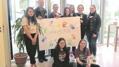 Teilnehmende Schülerinnen beim Frühlingsfest im Hospiz im Rahmen der Kampagne „Humanitäre Schule“. Initiatorinnen waren Lenea Gaul (unten rechts) und Charlotte Wolff (unten links) aus der Klasse 10c. Foto: eb