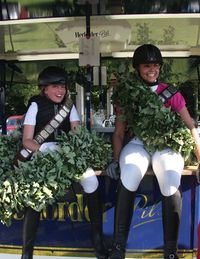 Die neuen Reiterköniginnen Lisa Völkner und Lea Borgfeld freuen sich über ihren Erfolg. Foto: eb