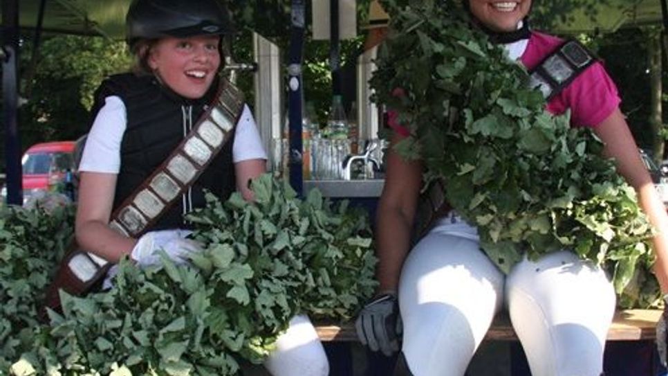 Die neuen Reiterköniginnen Lisa Völkner und Lea Borgfeld freuen sich über ihren Erfolg. Foto: eb