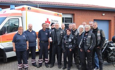 Die beiden Stellvertreter Tanja und Michael Scholz sowie Bereitschaftsleiter Günter Monsees und der Vorsitzende des MC Klappstuhl Uwe Kohlmann (v.l.) mit weiteren Mitgliedern des MC Klappstuhl bei der Übergabe der Spende. Foto: eb