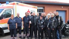 Die beiden Stellvertreter Tanja und Michael Scholz sowie Bereitschaftsleiter Günter Monsees und der Vorsitzende des MC Klappstuhl Uwe Kohlmann (v.l.) mit weiteren Mitgliedern des MC Klappstuhl bei der Übergabe der Spende. Foto: eb