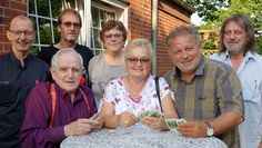 Heinz und Christa Lührs (hinten Mitte) verabschiedeten sich von den „Beverstedter Jungs“. Beim letzten Preisskat in ihrer Stammkneipe räumten Erich Stelter (2.v.l.) Erika Suhling (Mitte) und Volker Schatton (2.v.r.) noch einmal richtig ab.  Foto: khe