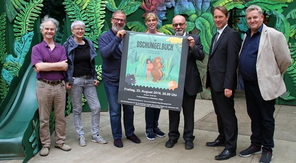 Die Vertreter der Freilichtbühne, Volksbank, Rotary Club und des TV Falkenbergs freuen sich auf viele Theaterbegeisterte am Tag der Sondervorstellung. Karten können ab sofort erworben werden.Foto: mr