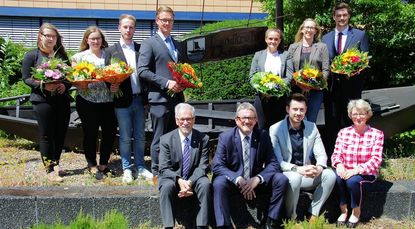 Neun junge Erwachsene absolvierten erfolgreich ihre Ausbildung beim Landkreis Osterholz. Foto: lse