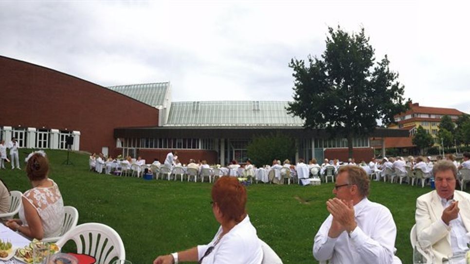 Auf der Wiese vor dem Stadeum findet zum siebten Mal ein „Diner en blanc“ statt.  Foto: eb