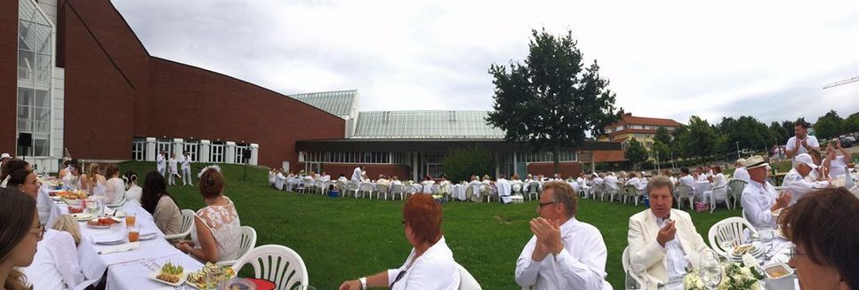 Auf der Wiese vor dem Stadeum findet zum siebten Mal ein „Diner en blanc“ statt.  Foto: eb