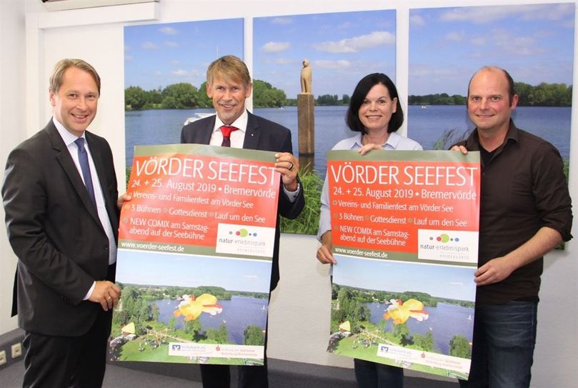 Freuen sich auf die diesjährige Wiederauflage des Vörder Seefestes: Jens Themsen, Marketingleiter der Volksbank Osterholz Bremervörde, Marco Tulodetzki, Vorstandsmitglied der Sparkasse Rotenburg-Bremervörde, Citymanagerin Bärbel Hensel und Benjamin Bünning, Geschäftsführer der Natur- und Erlebnispark Bremervörde GmbH (v.l.).  Foto: ue