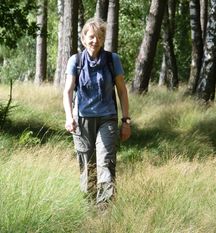 Lange, helle Hosen eignen sich derzeit bei hochgewachsenem Gras zum Nordpfade-Wandern.  Foto: TouROW