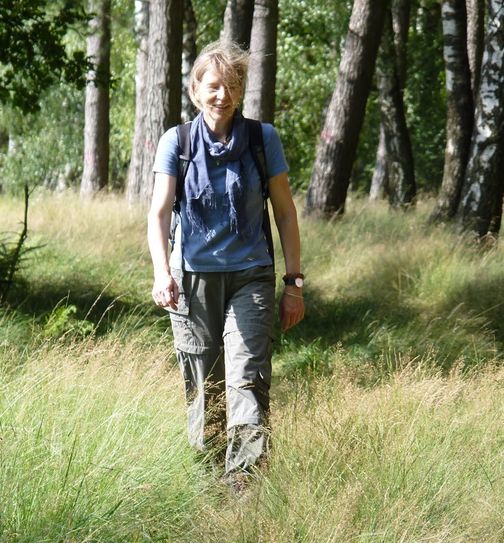 Lange, helle Hosen eignen sich derzeit bei hochgewachsenem Gras zum Nordpfade-Wandern.  Foto: TouROW