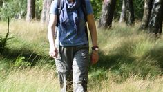 Lange, helle Hosen eignen sich derzeit bei hochgewachsenem Gras zum Nordpfade-Wandern.  Foto: TouROW