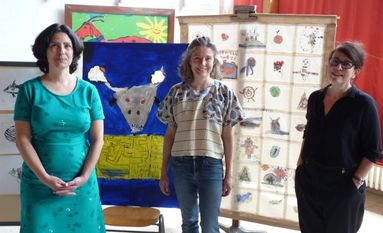 Die drei Künstlerinnen mit Werken, die in Zusammenarbeit mit den Schülern entstanden. Foto: aklü