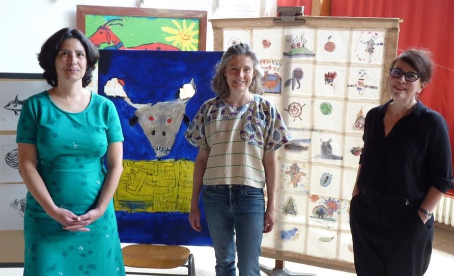 Die drei Künstlerinnen mit Werken, die in Zusammenarbeit mit den Schülern entstanden.  Foto: aklü