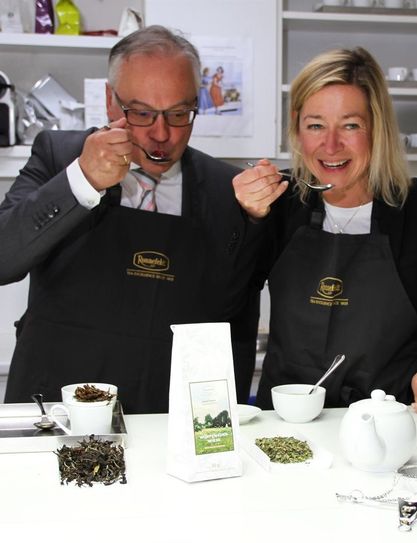 Stefan Schwenke und Imke Schumacher-Reichert probieren die neue Tee-Komposition “Worpsweder-Wiese”.  Foto: mr