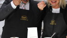 Stefan Schwenke und Imke Schumacher-Reichert probieren die neue Tee-Komposition “Worpsweder-Wiese”.  Foto: mr