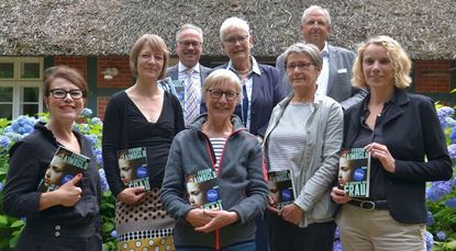 Marie S. Ueltzen, Susanne Mamzed, Doris Fischer, Ursula Bea-Kessler, Klaudia Krohn (von links, vorn), Stefan Schwenke, Elin Weidemann und Dirk Wurzer (von links hinten) freuen sich auf das Literaturfest in Worpswede.  Foto: ui