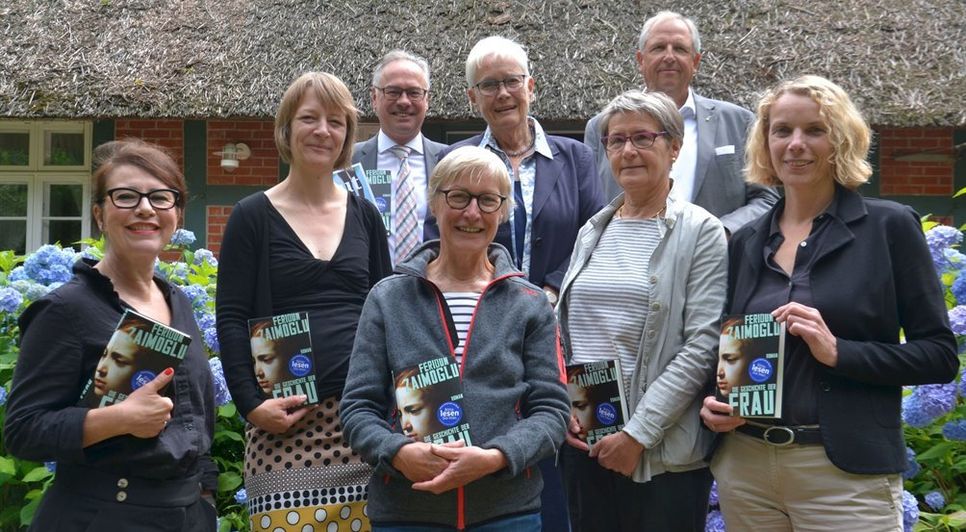 Marie S. Ueltzen, Susanne Mamzed, Doris Fischer, Ursula Bea-Kessler, Klaudia Krohn (von links, vorn), Stefan Schwenke, Elin Weidemann und Dirk Wurzer (von links hinten) freuen sich auf das Literaturfest in Worpswede.  Foto: ui