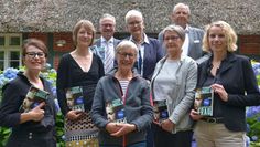 Marie S. Ueltzen, Susanne Mamzed, Doris Fischer, Ursula Bea-Kessler, Klaudia Krohn (von links, vorn), Stefan Schwenke, Elin Weidemann und Dirk Wurzer (von links hinten) freuen sich auf das Literaturfest in Worpswede.  Foto: ui