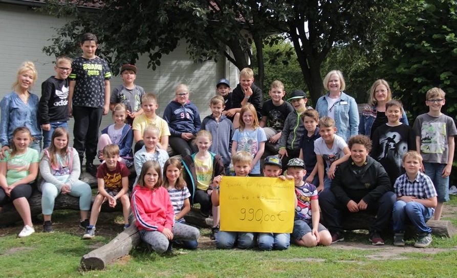Die vierten Klassen der Grundschule Heilshorn spendeten 990 Euro an das Kinder- und Jugendhospiz Löwenherz.  Foto: jm