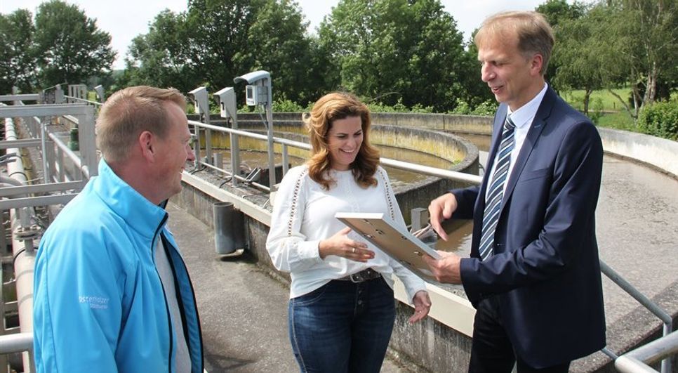 Strahlende Gesichter auf der Kläranlage bei der Übergabe des Zertifikats von Ralf Hilmer (rechts) an Daniela Rahn und Kai Finken (beide Osterholzer Stadtwerke).  Foto: eb
