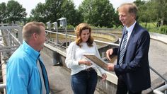 Strahlende Gesichter auf der Kläranlage bei der Übergabe des Zertifikats von Ralf Hilmer (rechts) an Daniela Rahn und Kai Finken (beide Osterholzer Stadtwerke).  Foto: eb