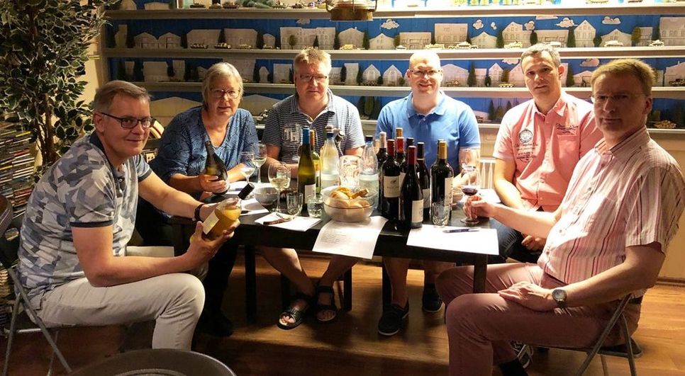 Blindverkostung der Weine (von links): Andreas Rolf-Pissarczyk, Gertrud Milthaler, Thomas Kahnwald, Carsten Bruns, Tim Bäker und Johannes Jung.  Foto: eb