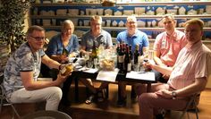 Blindverkostung der Weine (von links): Andreas Rolf-Pissarczyk, Gertrud Milthaler, Thomas Kahnwald, Carsten Bruns, Tim Bäker und Johannes Jung.  Foto: eb