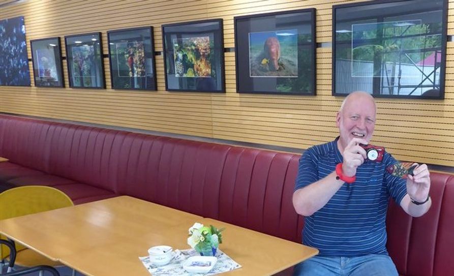 Im „wahren Leben“ fotografiert Al`fons Volmer eigentlich nur echte Fische. Im Kreishaus ist seine Ausstellung „Unterwasserwelten“ jetzt zu sehen.  Foto: hc