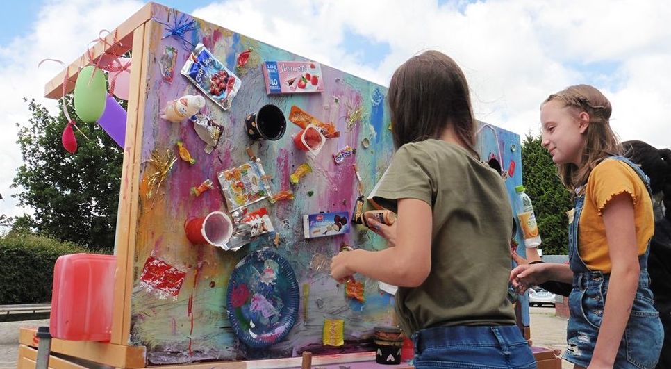 Schülerinnen stellen Kunst aus Müll her, den sie vorher noch vom Schulgelände und aus der Stadt sammelten. Foto: mf