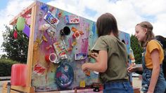 Schülerinnen stellen Kunst aus Müll her, den sie vorher noch vom Schulgelände und aus der Stadt sammelten. Foto: mf