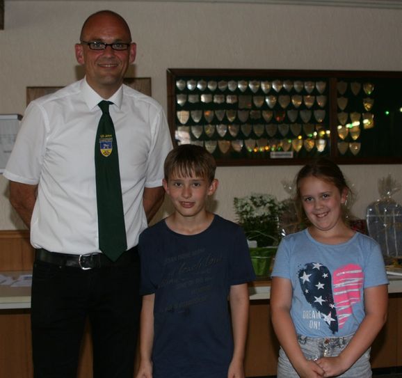 Präsident Lutz Mangels mit Celine Treudler und Keno Mangels, die beim Kinder-Medaillenschießen die beiden ersten Plätze belegten.  Foto: sla
