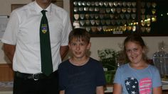 Präsident Lutz Mangels mit Celine Treudler und Keno Mangels, die beim Kinder-Medaillenschießen die beiden ersten Plätze belegten.  Foto: sla