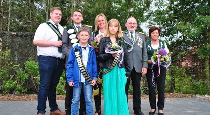 Das neue Königshaus freut sich auf ein spannendes Schützenjahr (v.l.): Dominik Steffens, Andreas Springer, Rilana Brandt, Heino Siems, Meta Stauga, - die Kinder vorne Matthis Hildebrandt,  Tabea Leddin. Foto: uml