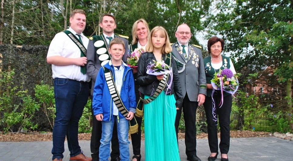 Das neue Königshaus freut sich auf ein spannendes Schützenjahr (v.l.): Dominik Steffens, Andreas Springer, Rilana Brandt, Heino Siems, Meta Stauga, - die Kinder vorne Matthis Hildebrandt,  Tabea Leddin. Foto: uml