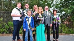 Das neue Königshaus freut sich auf ein spannendes Schützenjahr (v.l.): Dominik Steffens, Andreas Springer, Rilana Brandt, Heino Siems, Meta Stauga, - die Kinder vorne Matthis Hildebrandt,  Tabea Leddin. Foto: uml